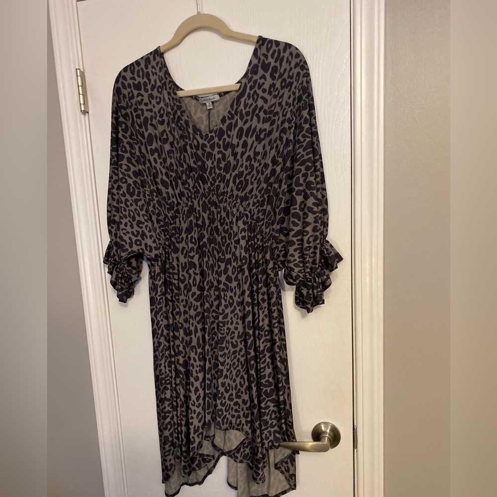 Drop Shoulder black / grey leopard print dress
